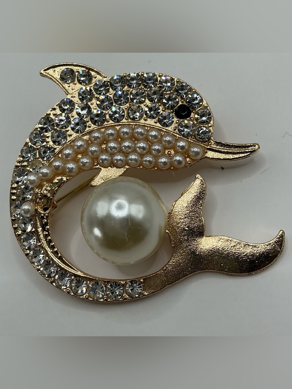 GOLD TONE RHINESTONE AND FAUX PEARL DOLPHIN BROOCH NWOT